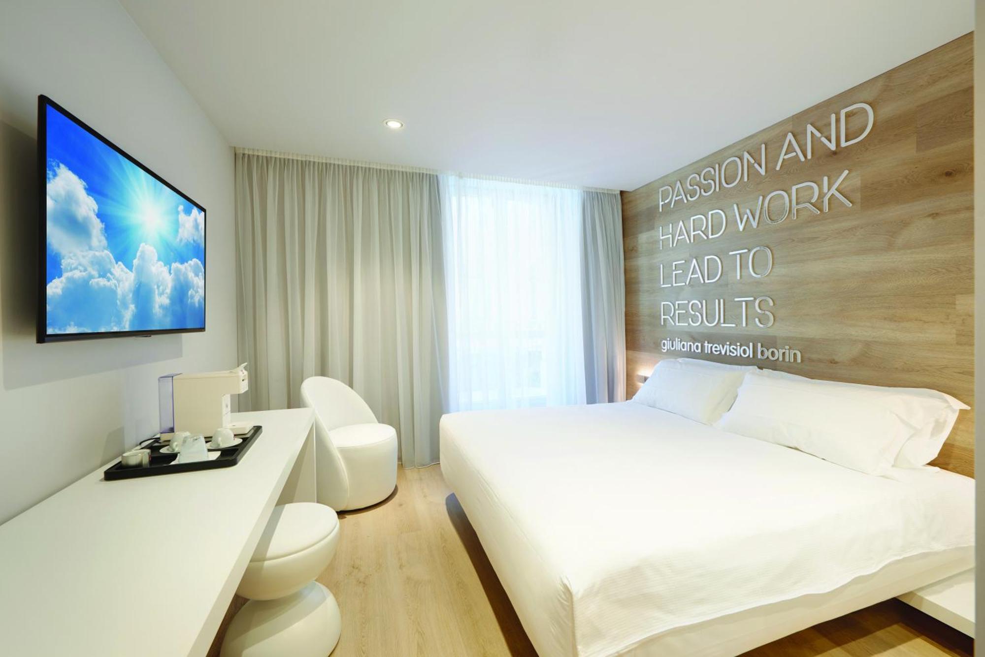 Youme Design Place Hotel Trieste Esterno foto