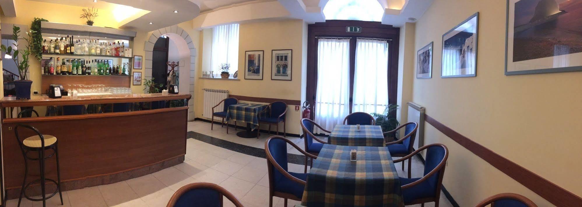 Youme Design Place Hotel Trieste Esterno foto